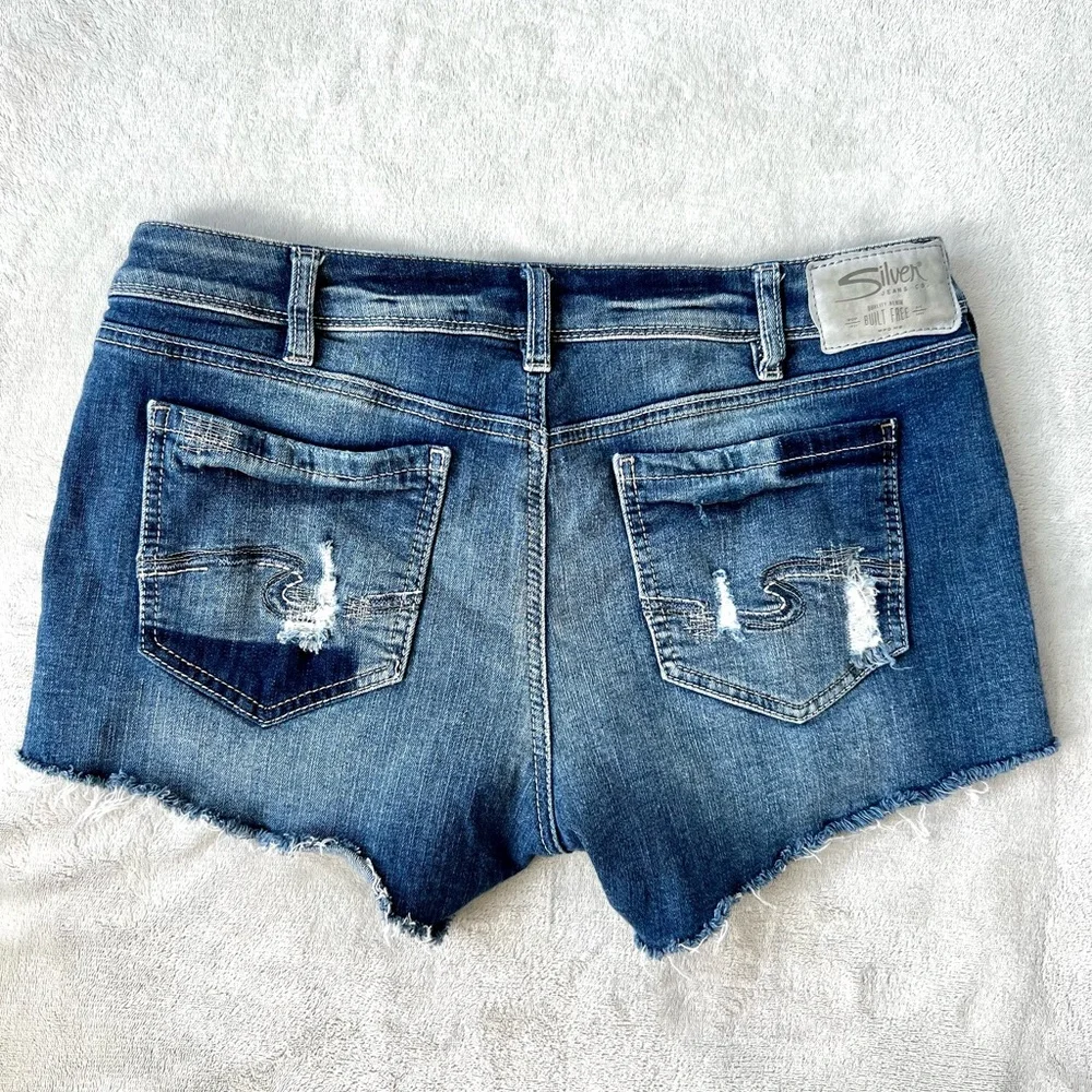 Silver Jeans reposhing this